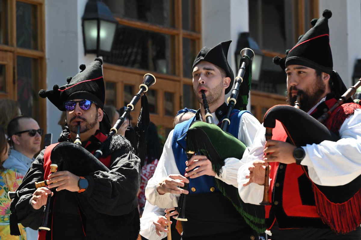Socios participaron en la Misa de la Hispanidad, oficiada por el Arzobispo de Santiago Don Fernando Chomalí, con el Coro Estadio Español, y luego en la procesión en honor a la Virgen del Pilar. 🙏🇪🇸
#EstadioEspañol #DíadelaHispanidad