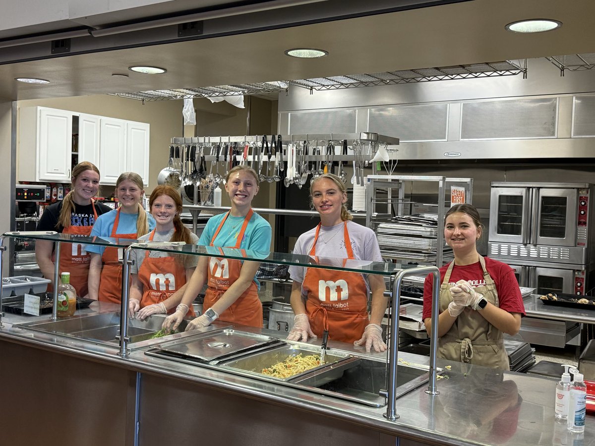 sciencekim's tweet photo. This group of girls represented the Malcolm Student Council today at Matt Talbot by serving 150 lunches. Great work @malcolmschools @malcolmstuco ! https://t.co/aMjKzGGCBl