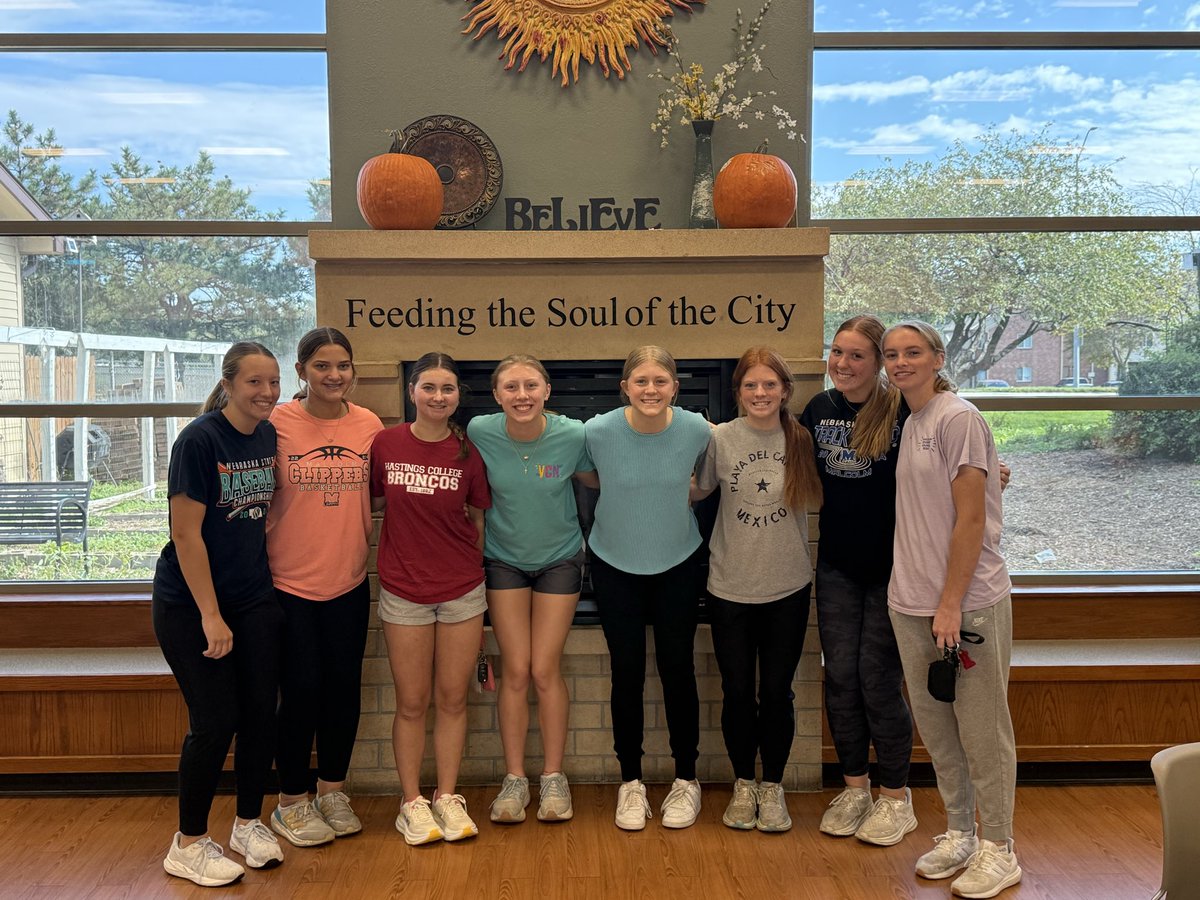 sciencekim's tweet photo. This group of girls represented the Malcolm Student Council today at Matt Talbot by serving 150 lunches. Great work @malcolmschools @malcolmstuco ! https://t.co/aMjKzGGCBl