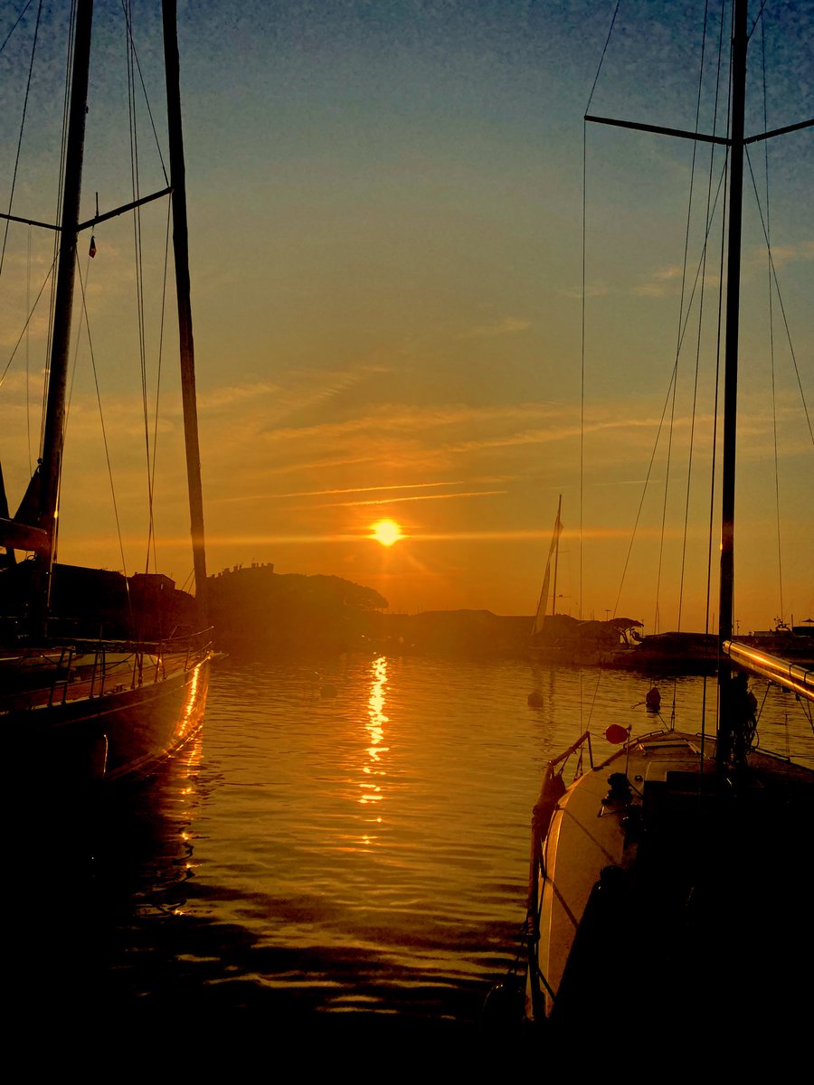 Beautiful sunset this eveni g in Saint Tropez..