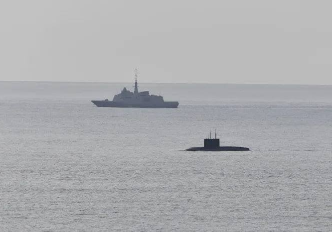 JUST SINK THIS MUTHERFOCKER

Russian submarine carrying Caliber surfaced off French coast: serious malfunction reported

The Russian diesel-electric submarine B-261 Novorossiysk, on board of which serious technical problems were reported, surfaced off the coast of Brittany (a