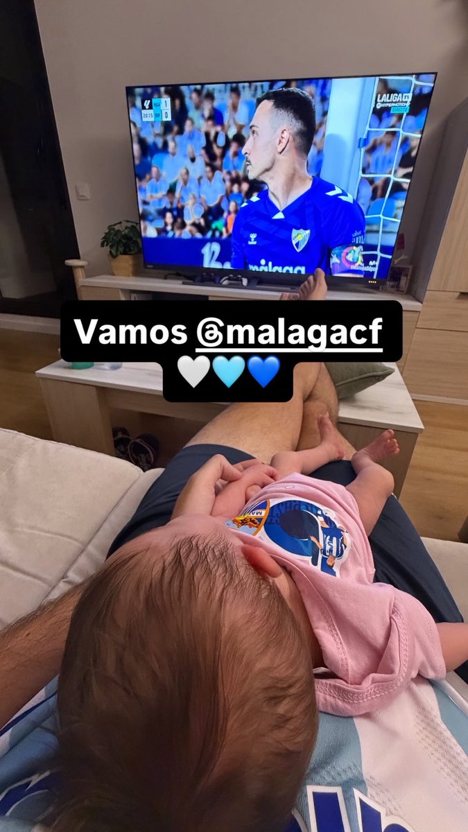 JuanjeFernandez's tweet photo. Estaba claro que los bebés vienen con un pan bajo el brazo... Pero esta vez AINHOA FM ha traído también TRES PUNTOS CLAVES. Felicidad completaaaa 🤍🩵💙

 ¡¡Un abrazo, malaguistas!! https://t.co/wF13u8Y391