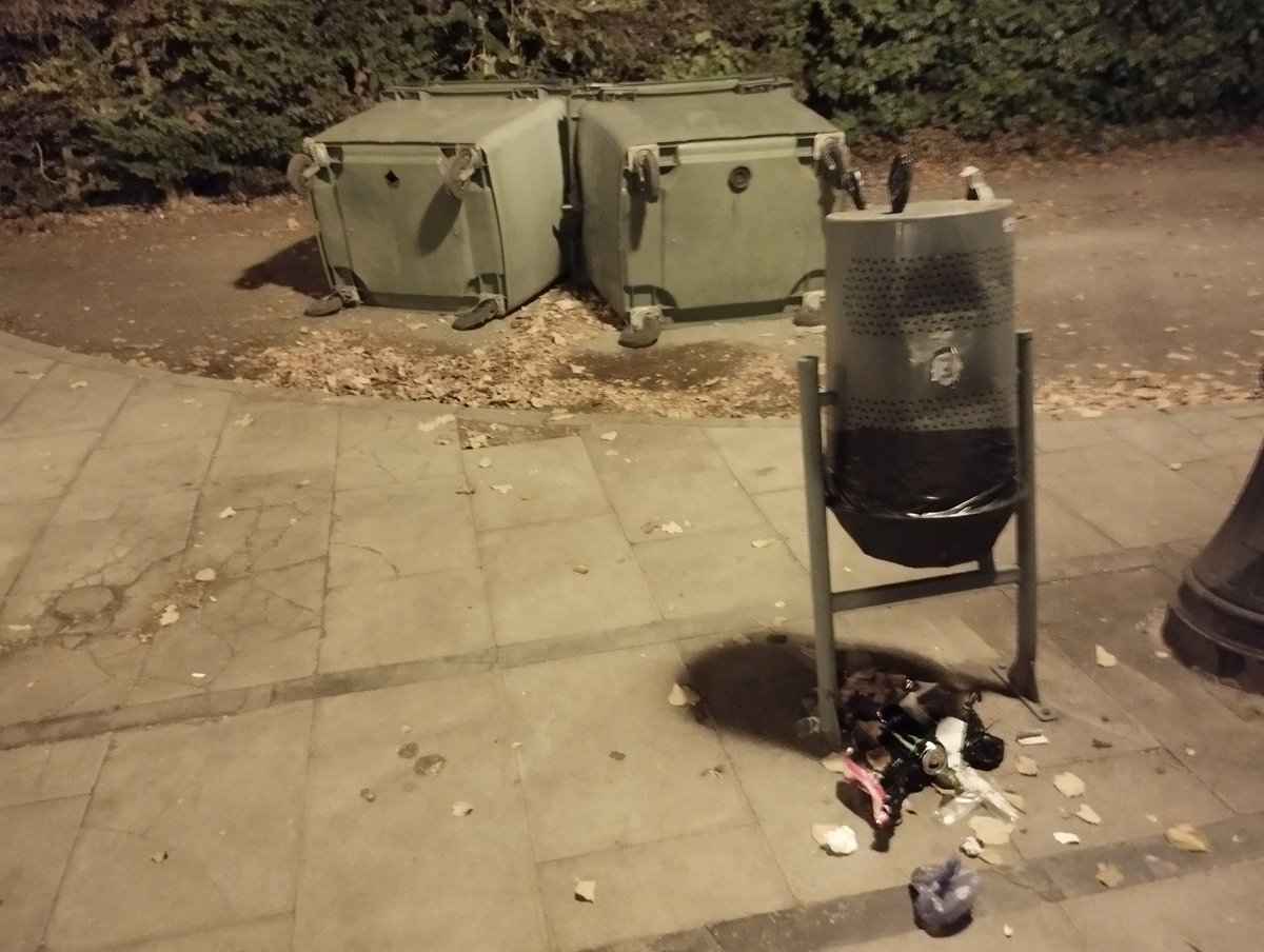 sergiomesal's tweet image. Es una vergüenza como tiene la actual corporación del @AytoLogrono los barrios de #Logroño. Chiribitas y su entorno lo doy por perdido ya, porque a la corporación no le interesa. Pero seguiré denunciado la situación de abandono, suciedad, vandalismo que sufre esta zona...