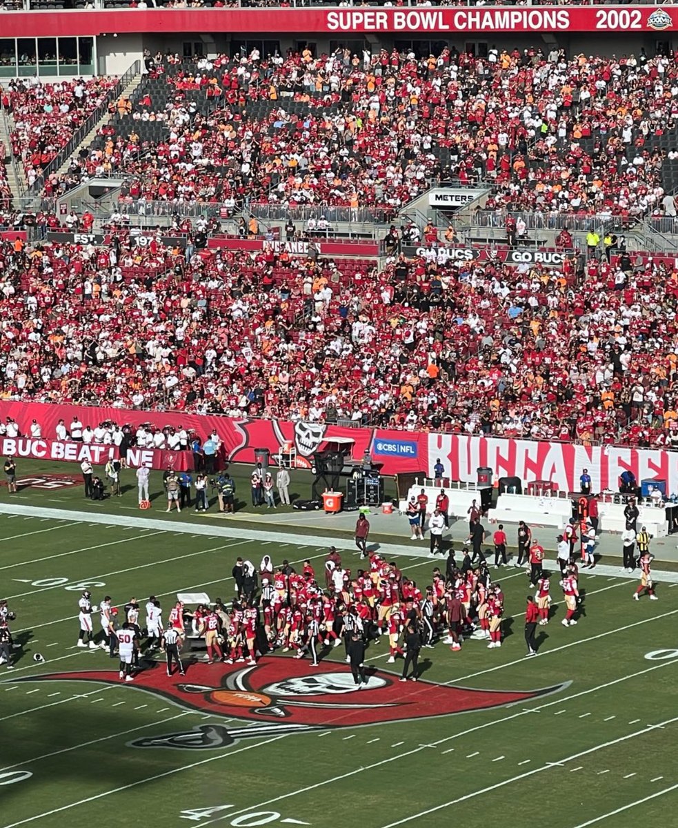 TheSFNiners's tweet photo. Entire 49ers bench cleared to check on Fred Warner 🥺 https://t.co/lSmAmxSn1i