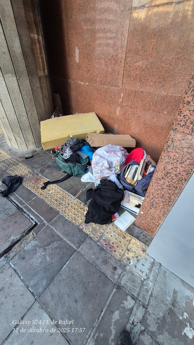OSociocrata's tweet photo. Mochila de um mendicante, morador de rua, aqui em Porto Alegre.
Vim buscar meu pai no trabalho e passei por esse patrimônio de um Cidadão desalojado. Vê-se que consome literatura de altíssimo nível, e mesmo assim passa sufoco na sua vida. Uma verdadeira injustiça. https://t.co/CR3l4A5xc8