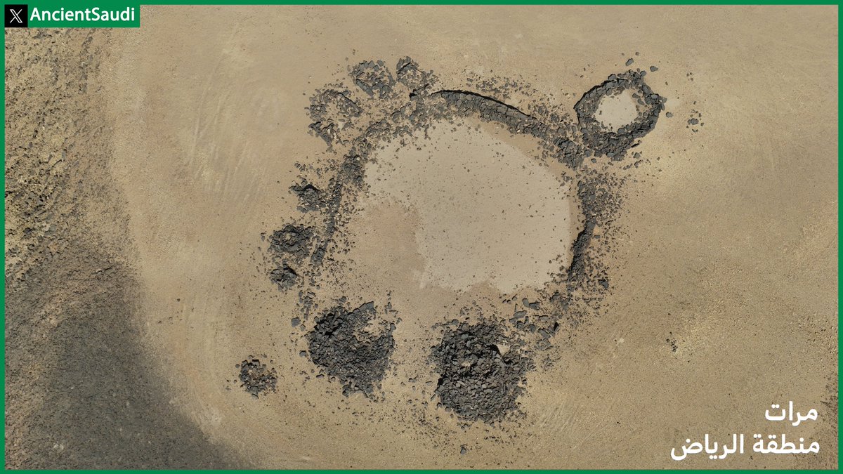 منشأة حجرية بالحجارة السوداء بالقرب من #مرات في منطقة الرياض . 

تقريبا تشكل دائرة بقطر 22 مترا . وحولها دوائر صغيرة.

تتميز باختلاف لون حجارتها عن الارض . وكذلك بوجود منطقة تشبه المدخل ! هل لاحظتها ؟