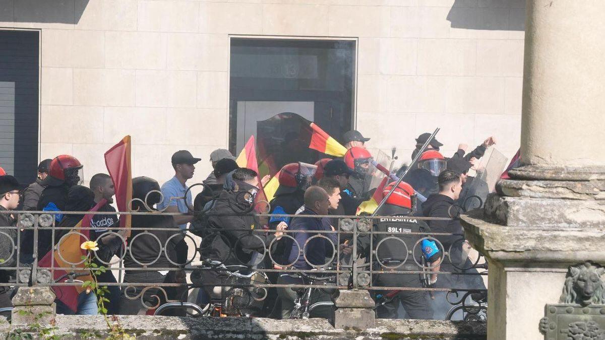 Burokrata zikin bat baino ez zara Ricardo, eta zure demagogia merkea ez du inork irensten. 

Zuen polizia eta espainiar falangistek, biek elkarrekin, gazte antifaxistak erasotu dituzte.