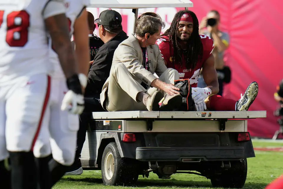 #49ers' All-Pro LB Fred Warner carted off field in 1st quarter vs. Tampa Bay 

sfchronicle.com/sports/49ers/a…