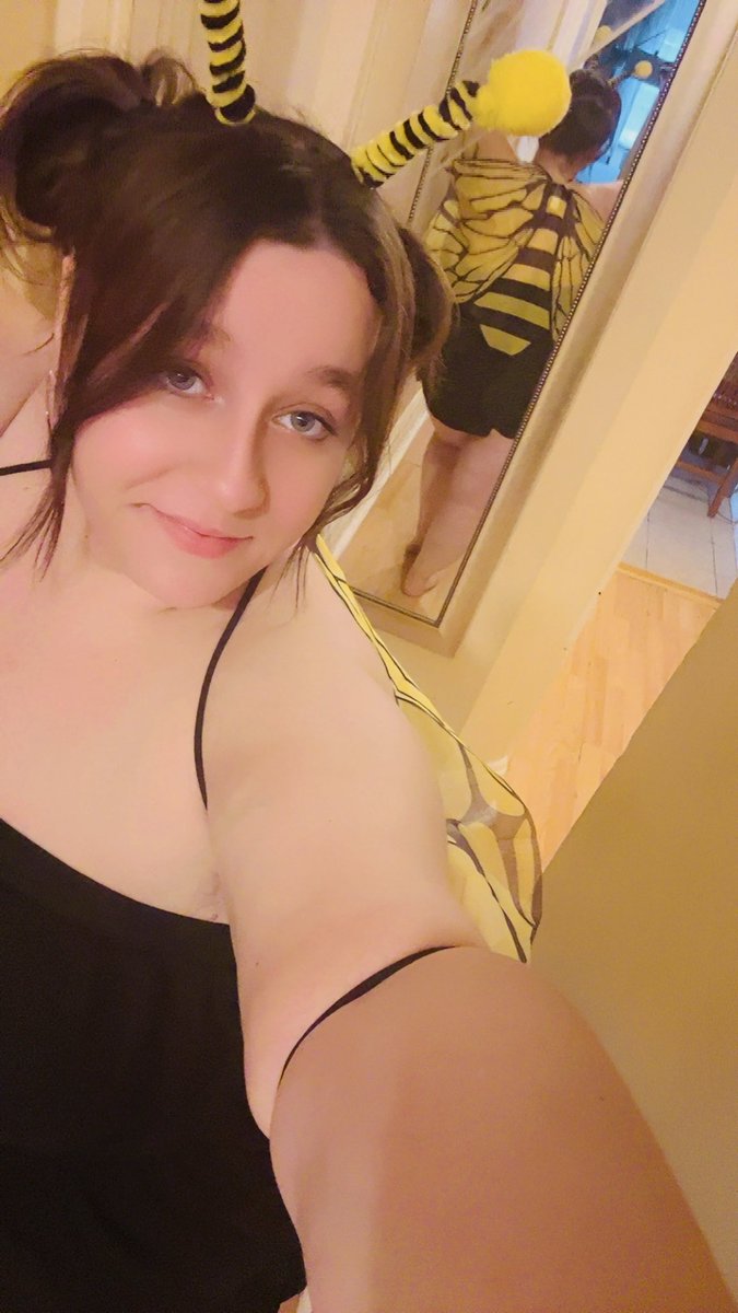ThickAsHoney_xo's tweet photo. I’m a bee, duh! 🐝 

#halloweenfun #meangirls #BEEyourself #greeneyes #greeneyebeauty #plussize #plussizequeen #thickashoney https://t.co/VaZHlCsQny