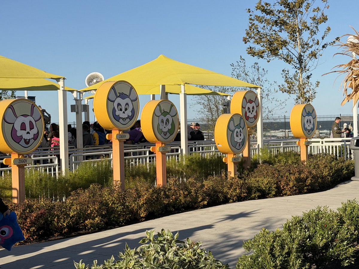 The wild mice have costumes!

#CedarPoint