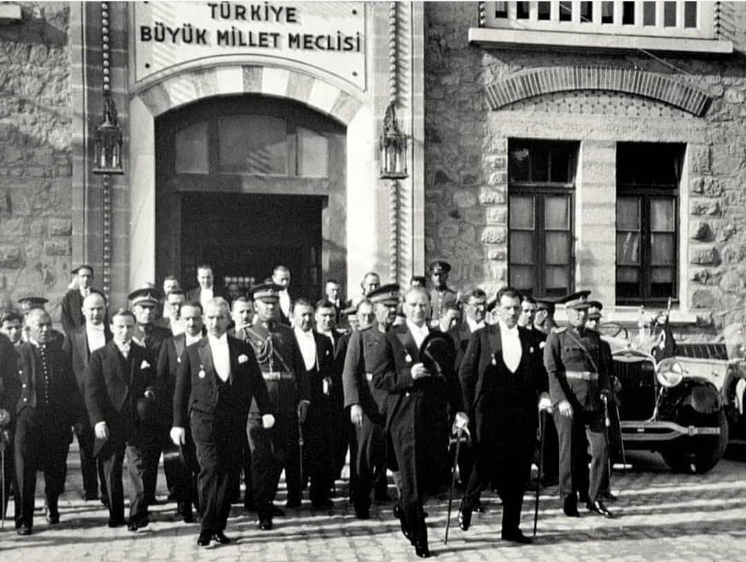 Ankara'nın gurur günü!
Ankara'nın başkent oluşunun 102. yılı kutlu olsun.