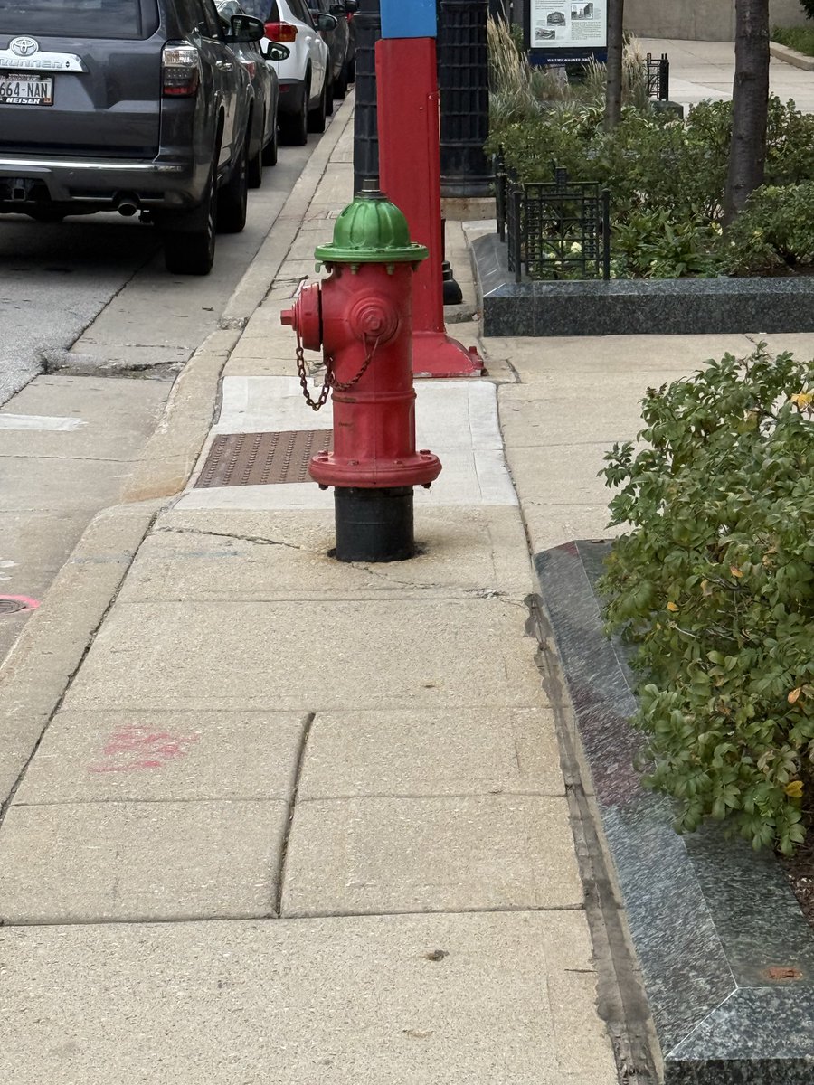 Churyuu's tweet photo. Sooo Milwaukee… why your fire hydrant be looking like a sriracha bottle https://t.co/hrsUmUpFNt