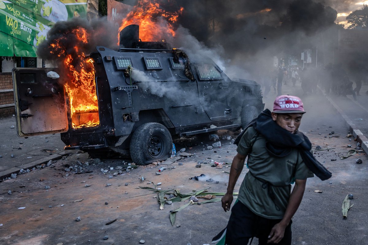 A #Madagascar 🇲🇬, la "Gen Z" en passe de renverser le pouvoir

Après des semaines de manifestations anti-gouvernementales, une unité de l'armée a rejoint les malgaches dans la rue.

Le président Rajoelina est fortement déstabilisé

🧵THREAD🧵1/9 ⬇️