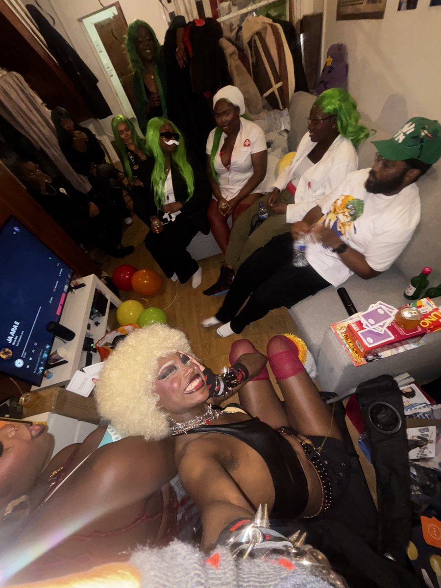 tobicrochets's tweet image. I have balloons on my page 🎂🫶🏾Dressed as Punk Sanji and got my friends to cosplay as Zoro #zosan core 🙂↕️