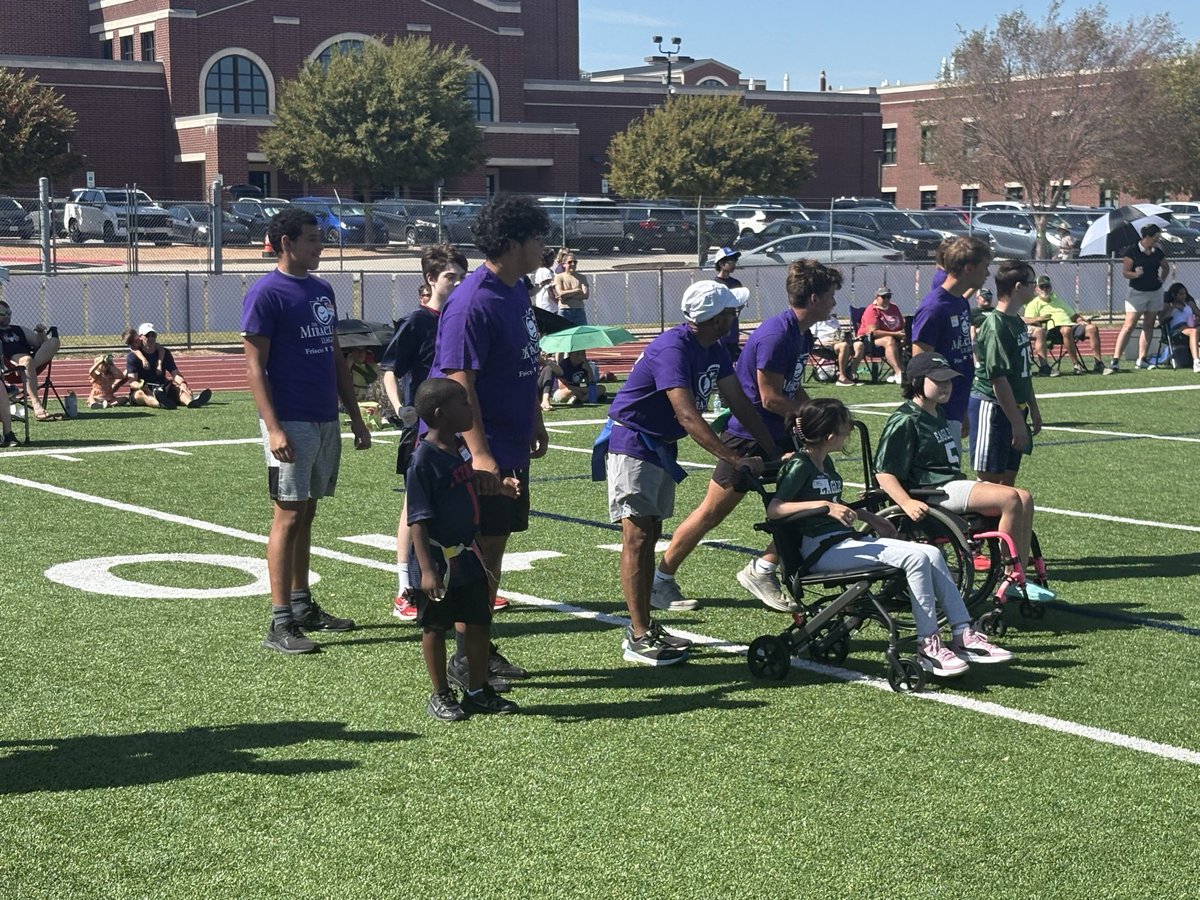 PlanoEastFB's tweet photo. Enjoying the bye week and volunteering with the ‘Frisco Miracle Leagues Flag Football Season’ #goldblooded #service https://t.co/BfS4QAZLG1