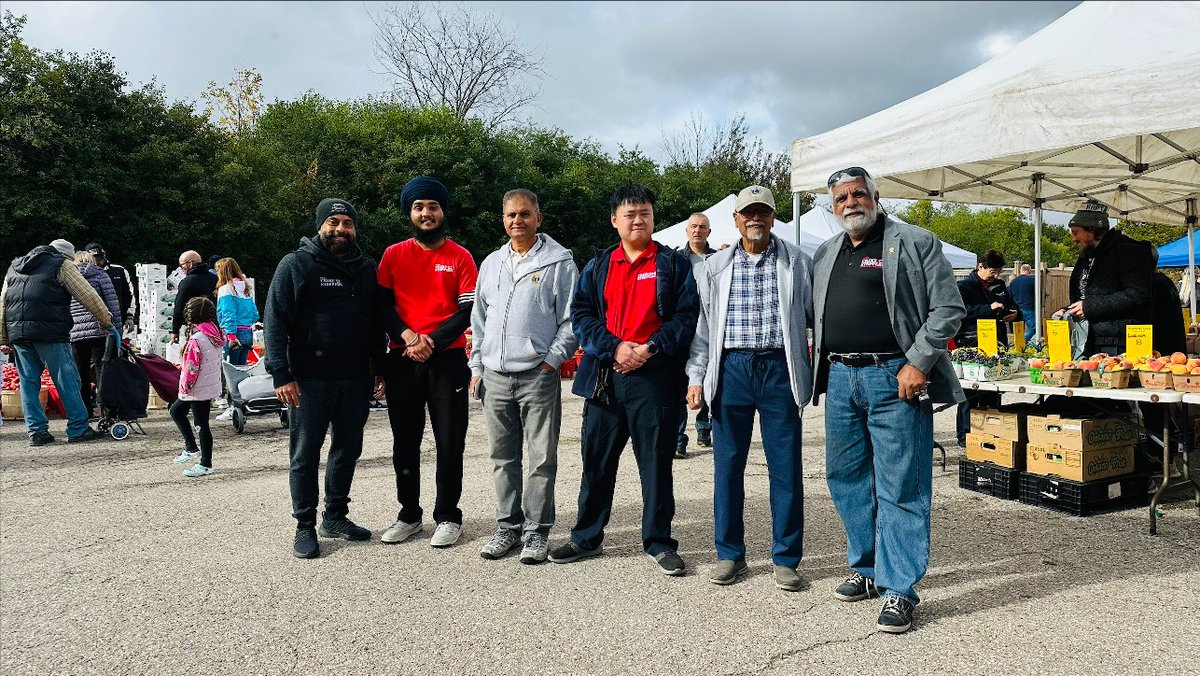 PeelCrimeStopp's tweet image. A beautiful day to pick up fresh seasonal produce at the @LionsFarmersMkt fundraising project. Join us every Sunday 8am - 3pm (Closes: October 26)  More info:
More Info: lionscentral.com/farmers-market…
#HappyThanksgiving #SupportLocal #StrongerTogether