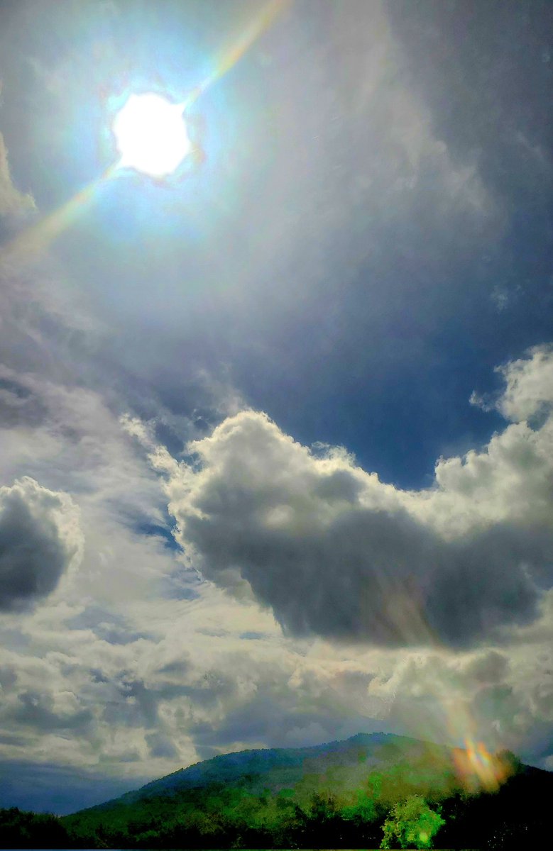 226nl's tweet photo. The beam of light https://t.co/oWjfVoF2IK