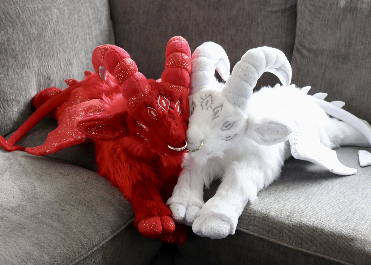 CirquellCurios's tweet photo. Blood Moon and Full Moon demon goats✨🌕

Today is the last day to bid on blood moon! (5pm pst) https://t.co/Z2lfJvjifl