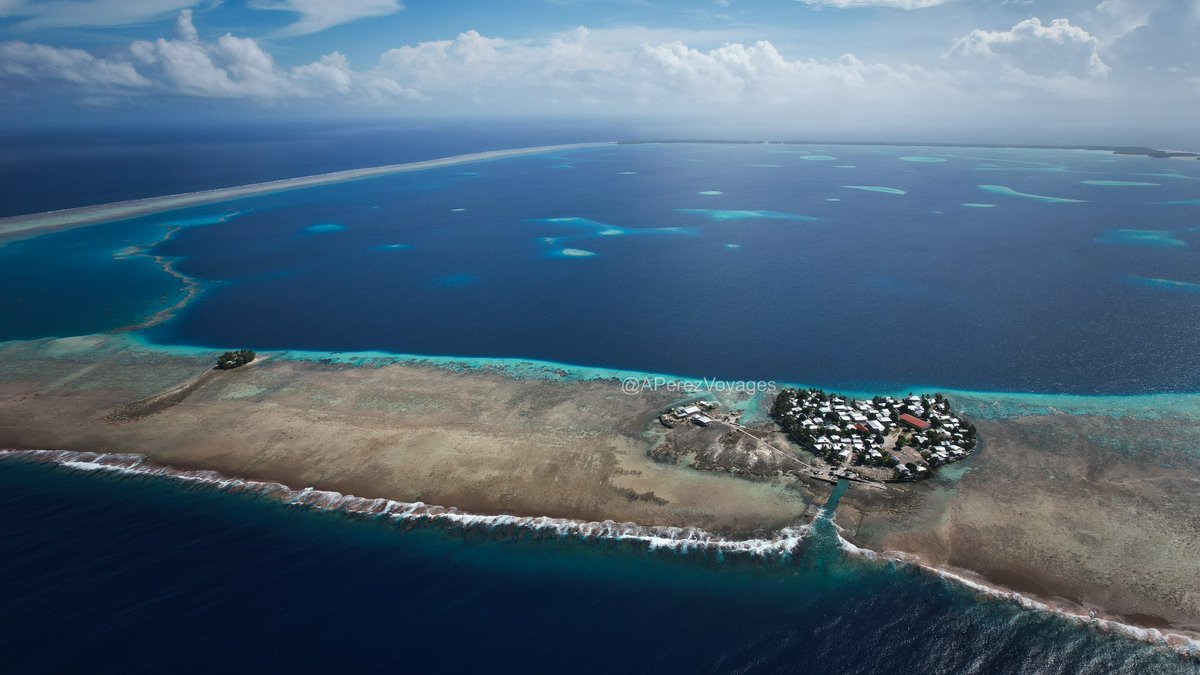 Striking photo of Fakaofo, Tokelau, from A. Perez Voyages. It speaks of a remarkable 500 or so people living on the edge of remote atoll, surrounded by the vast South Pacific.
facebook.com/groups/Pacific…
