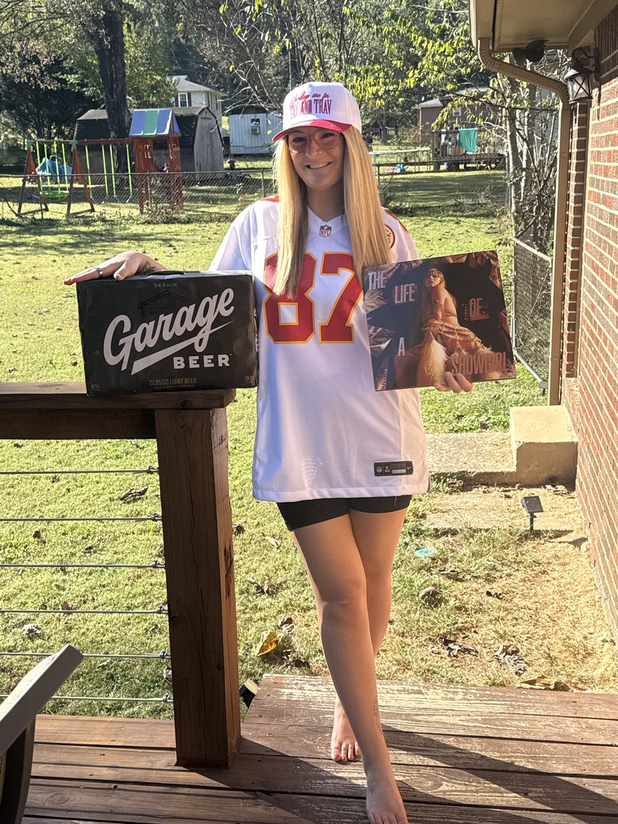 DangitDanielle's tweet photo. Game day ready!!! GO CHIEFS ❤️‍🔥❤️‍🔥
@taylorswift13 @taylornation13 @tkelce @Chiefs https://t.co/IkTmjHXYmo