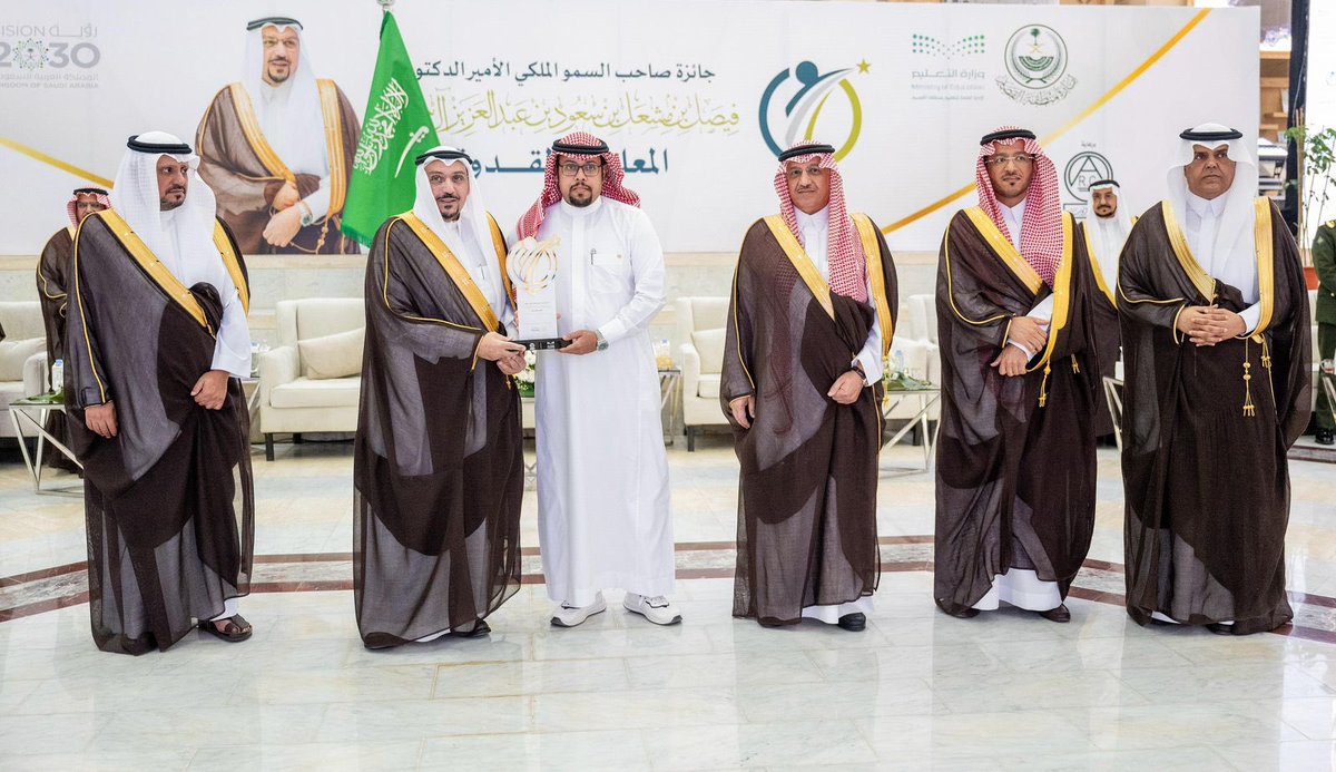 #جائزة | حصل عضو جمعية #إعلاميون الزميل أ. جمال الرفاعي <a href="/ALrifai2030/">جمال الرفاعي</a> على جائزة #المعلم_قدوة واستلمها من الأمير الدكتور فيصل بن مشعل بن سعود أمير القصيم<a href="/EmarahAlQassim/">إمارة منطقة القصيم</a> وبحضور نائبه الأمير فهد بن سعد آل سعود والأستاذ يوسف البنيان وزير التعليم <a href="/moe_gov_sa/">وزارة التعليم</a> 

#إعلاميون_وعي_وتثقيف