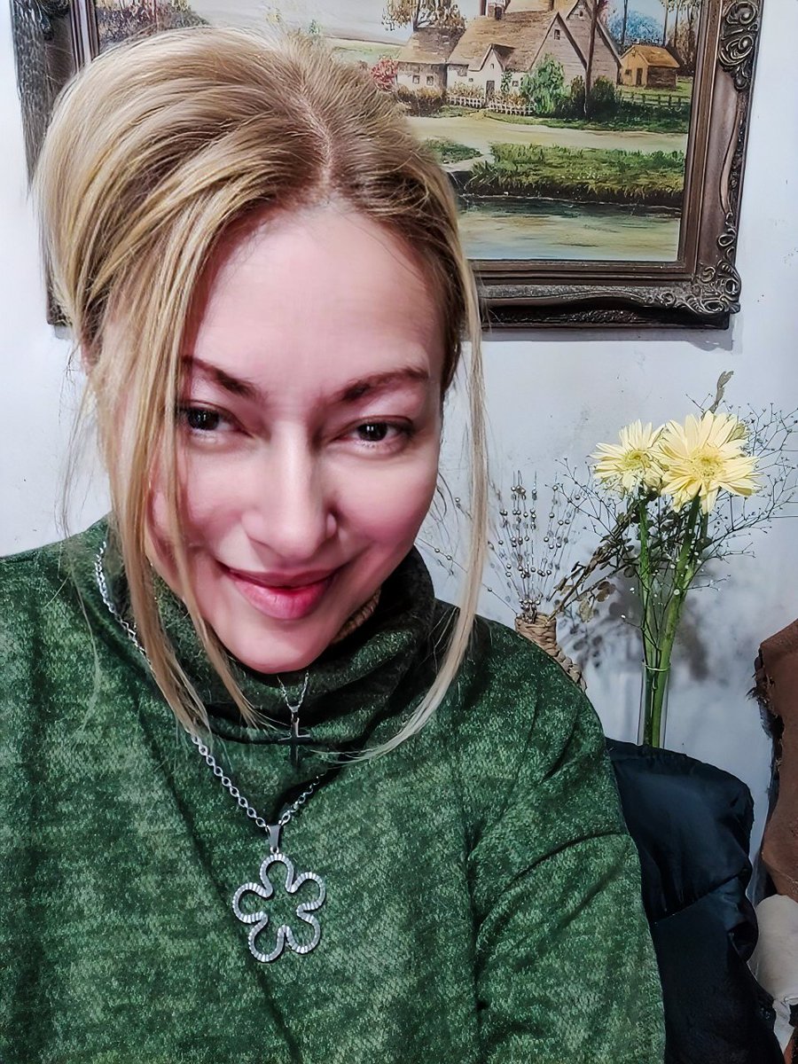 Las flores amarillas simbolizan principalmente alegría, optimismo y felicidad. También se asocian con la amistad, la creatividad, la energía positiva y nuevos comienzos. 🌼🌼🌼