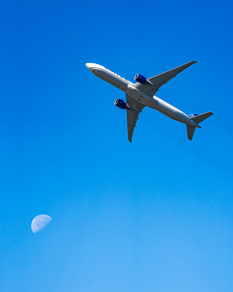 San Francisco Fleet Week (<a href="/FleetWeekSF/">Fleet Week SF</a>) sponsor
<a href="/united/">United Airlines</a>'s 777 flies past the moon earlier today. ✈️🌖 

#FleetWeekSF #FleetWeek2025 #FleetWeek