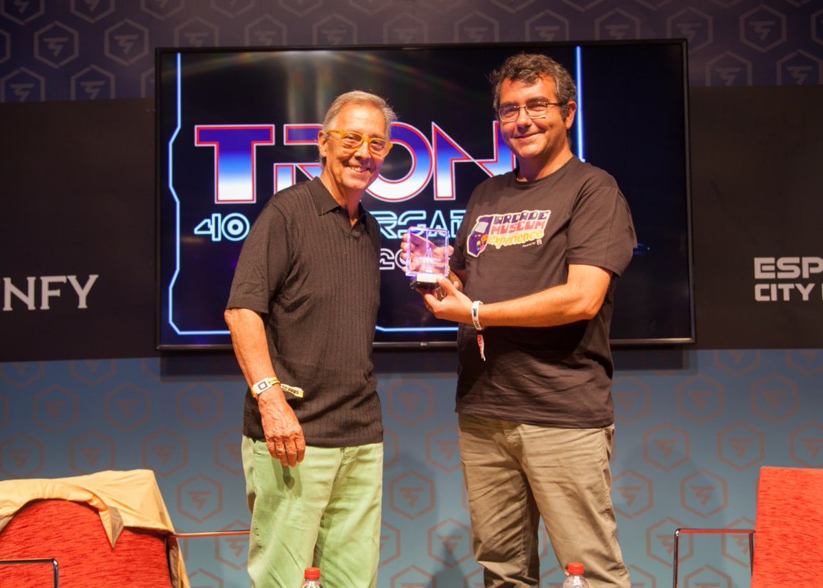 _LuisGimeno_'s tweet image. Vista TRON ARES. Flipante 🥏🥏🥏

Enhorabuena a @DisneySpain por haber contado de nuevo con Javier Dotú como actor de doblaje de Flynn 👏🏻👏🏻👏🏻

No sé si hay precedentes en el cine de que una saga con más de 40 años haya sido doblada por la misma persona 🤩🤩🤩

GRACIAS 💙💙💙