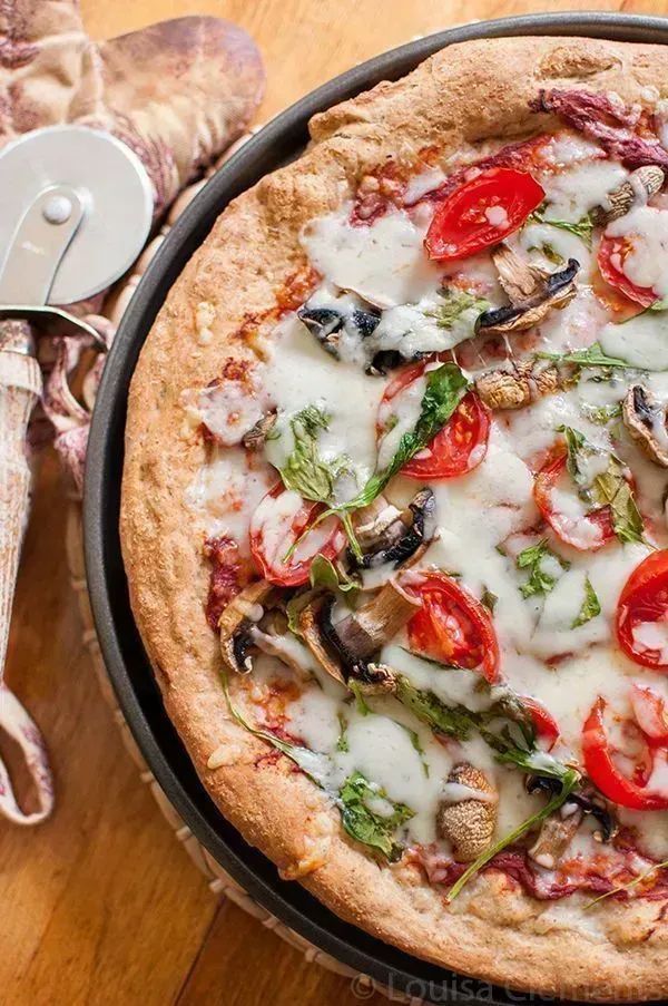 Bread machine pizza recipe - enjoy with your favourite toppings! Very tasty recipe with whole wheat flour.

RECIPE: buff.ly/2EHqFy2
#pizza #cooking