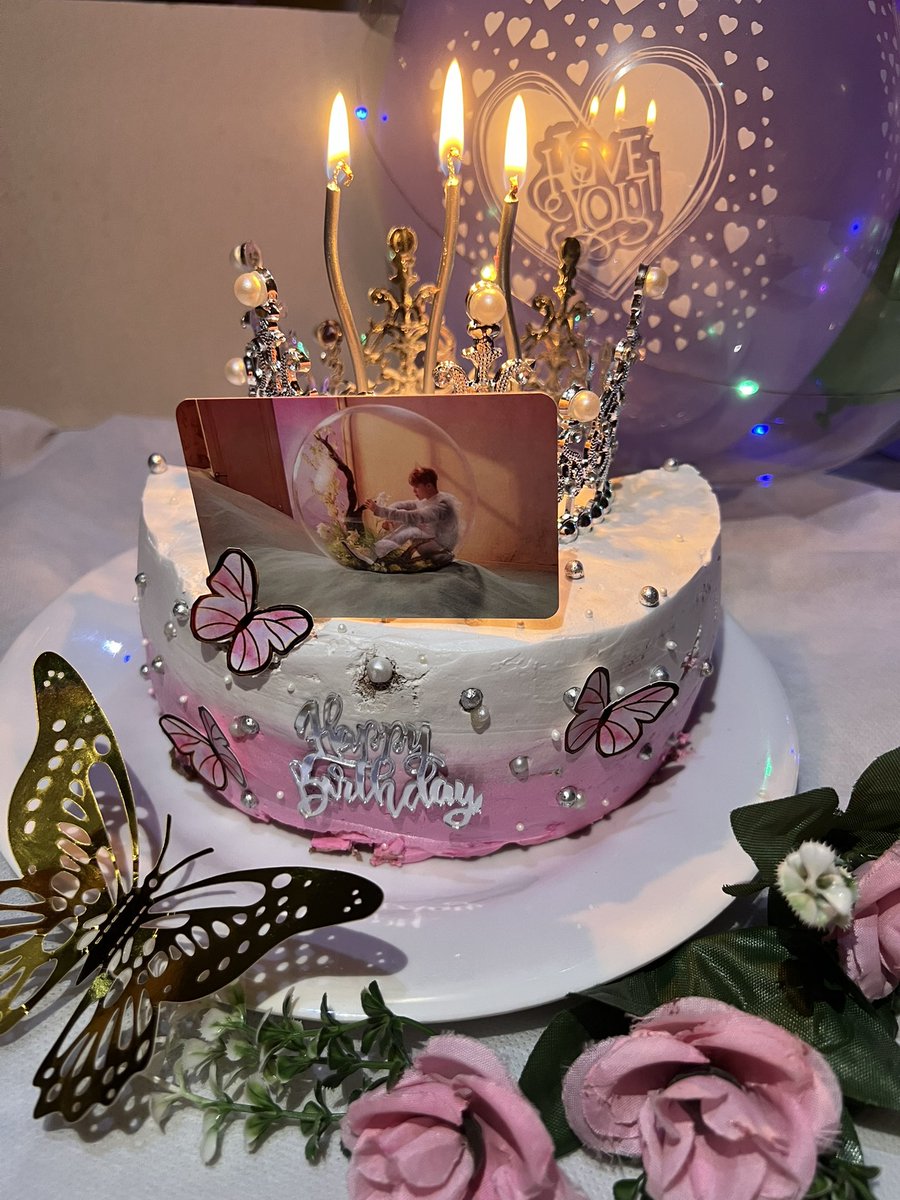 BTS_Insights's tweet image. Happy Birthday Jimin 🎂🥳
♡˚May your year be as graceful as your dance, as sweet as your voice, and as warm as your heart˚♡
You are a light that never fades✨
Stay blessed 🥰

#CakeForJiminContest @jiminiemelody