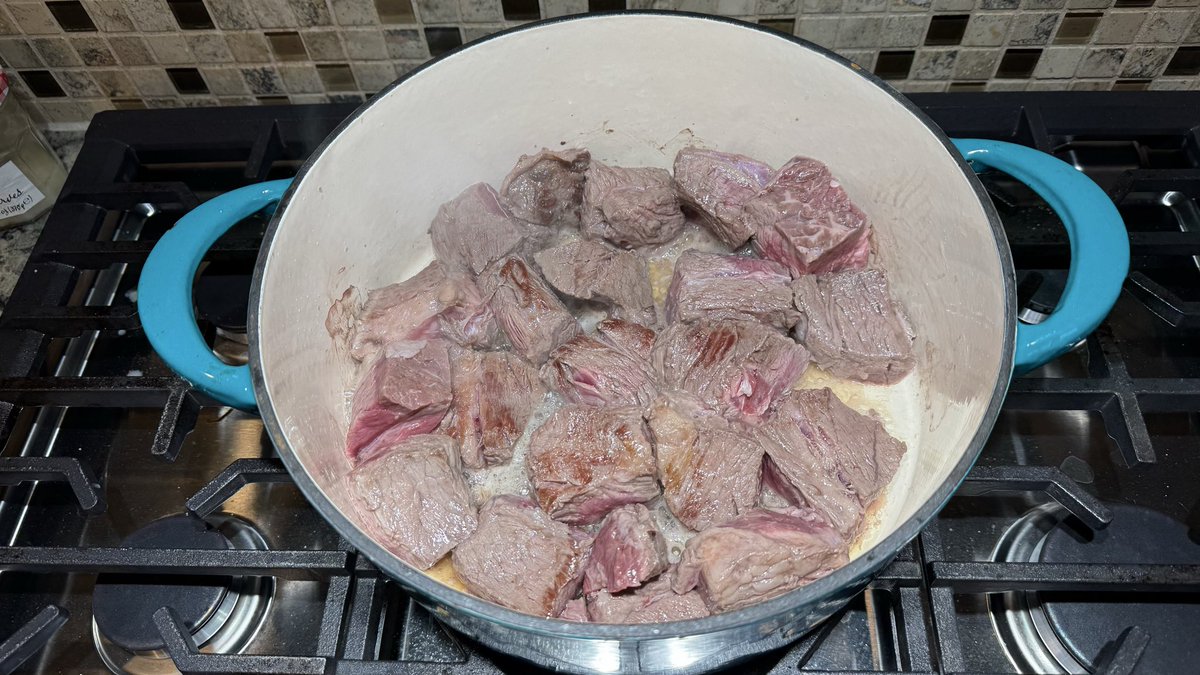 rogue_router's tweet image. Sunday dinner (well) underway
Red wine braised beef and dinner rolls rising.