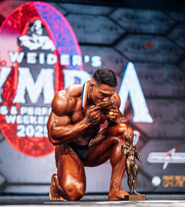 presidatv's tweet photo. Estava vendo um vídeo do Ramon Dino, e o pai dele aparece com a camisa da T.O. da Acrefiel.

O mundo é Corinthians.

Nunca desistir - esse é o lema.

Ontem, Ramon Dino conquistou o Mr. Olympia! https://t.co/DaFQpfcytT