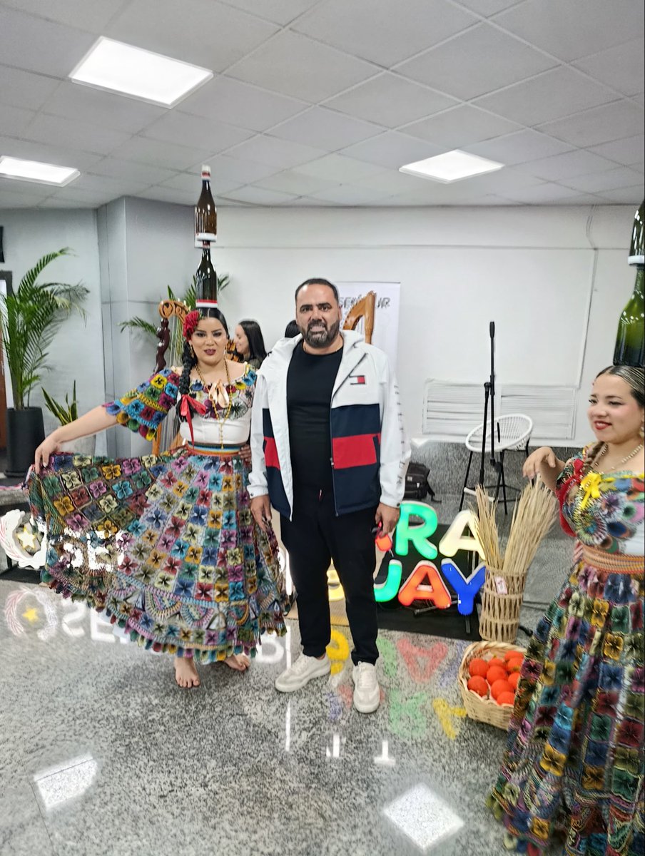 Senatur_Py's tweet photo. ¡Bienvenidos a casa! 😍🇵🇾

Recibimos a @tigre7ramirez , Ministro de Deportes, a @camiloperezlm , Presidente del Comité Olímpico Paraguayo, y a todo el equipo Paraguay, quienes estuvieron presentes en la Asamblea General Extraordinaria de Panam Sports realizada en Santiago de Chile, en donde Asunción, con un total de 28 votos, fue electa como sede de los Juegos Panamericanos 2031 🤩🥳

Sin dudas, este logro es consecuencia del gran trabajo en equipo que venimos haciendo desde el Gobierno del Paraguay, bajo el liderazgo del presidente @santipenapy 🙌🏻 demostrando una vez más, que nuestro país es la tierra en donde los sueños se hacen realidad ❤️✨

¡El Resurgir del Gigante está en marcha. Paraguay puede! 💪🏻👏🏻

#GobiernoDelParaguay #ASU2031 #ParaguayPuede #SomosTurismoPy #SomosDeportePy #JuegosPanamericanos