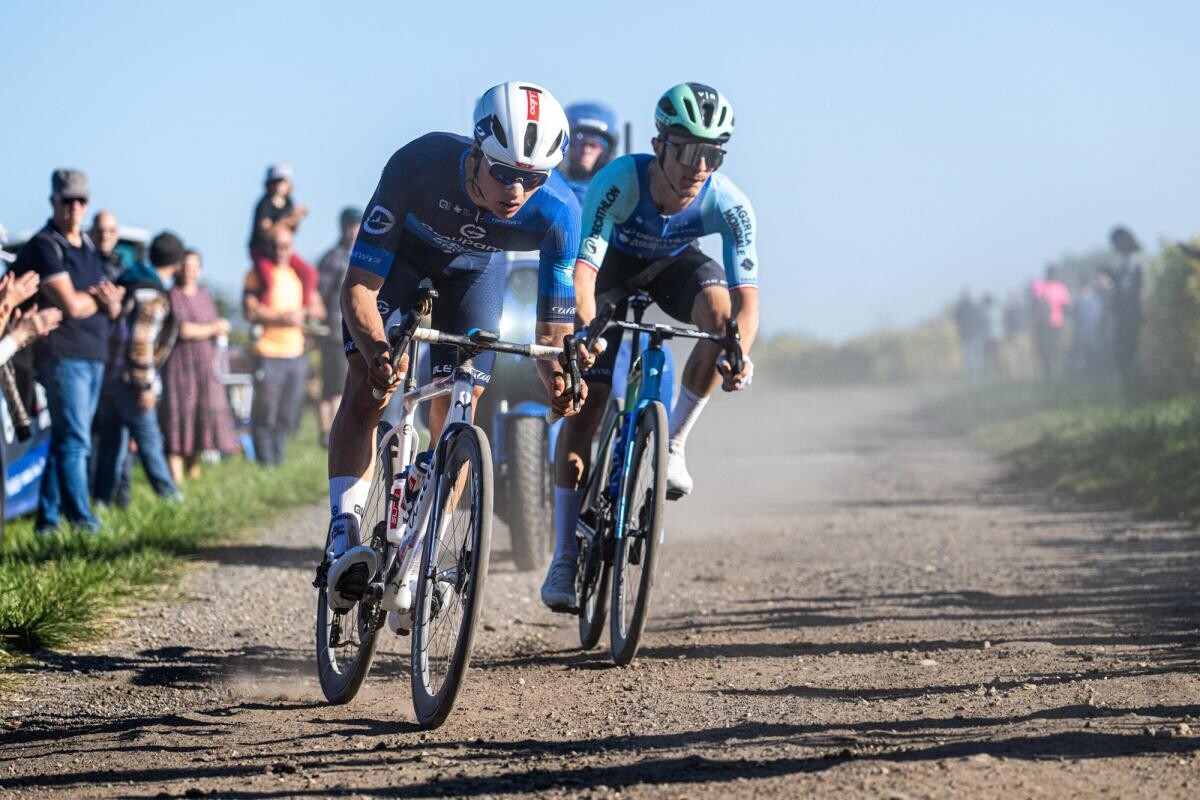 lequipe's tweet image. Les Français Thibaud Gruel et Paul Lapeira se sont sabordés sur Paris-Tours : «On est un peu stupides de se regarder dans le final»
➡️ l.lequipe.fr/XEu
