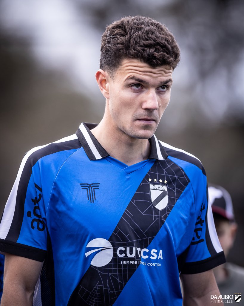 Este tipo que hasta hace unos meses jugaba en el futbol amateur de argentina se comio en dos panes al "9 de selección"

Excelente flaco, muy bien.