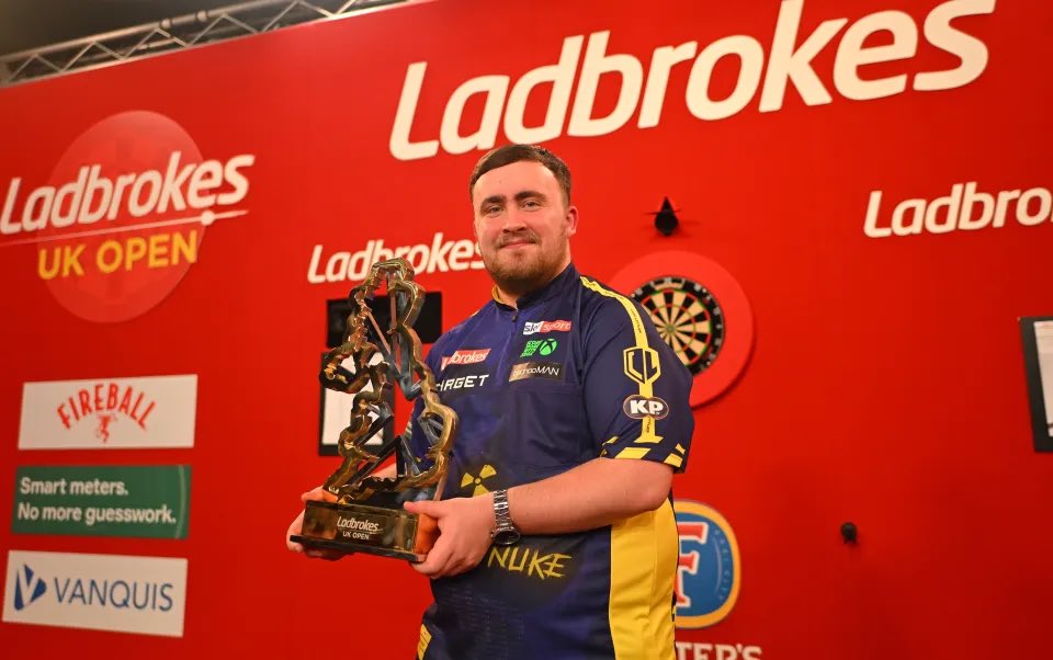 🤯 QUELLE ANNÉE 2025 POUR LUKE LITTLER 🏴󠁧󠁢󠁥󠁮󠁧󠁿 ☢️:

Championnats du Monde 🌍 🏆 
Word Matchplay 🏆 🎯 
World Grand Prix 🏎️ 🏆 🆕
UK Open 🇬🇧 🏆 

Inarrêtable ! 😱

#WGPDarts #lequipeFLECHETTES