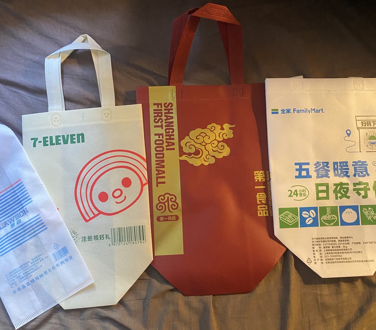 おはようございます☀

上海旅行お土産シリーズです🙇‍♂️

個人的にグッときたポイントは 
コンビニ含めた商店のレジ袋✨

しっかりした作りでエコバッグとしても活用できそう💪
お土産よりも袋をもっと欲しいとねだられました 笑

みなさまもどうぞ笑顔でご安全に🦺

#企業公式相互フォロー