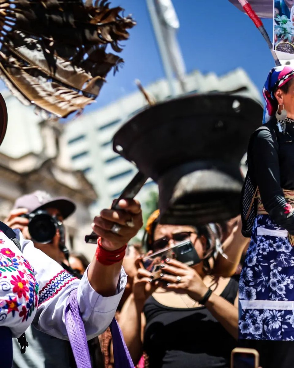 Ni día de la raza ni día de la hispanidad. Nuestras diversidades son ancestrales, están en resistencia hace más de 500 años contra colonialismos y racismos que buscan normalizar. Nada que celebrar. Vienen por las comunidades, los barrios, el agua, la tierra, la vida. ¡No pasarán!