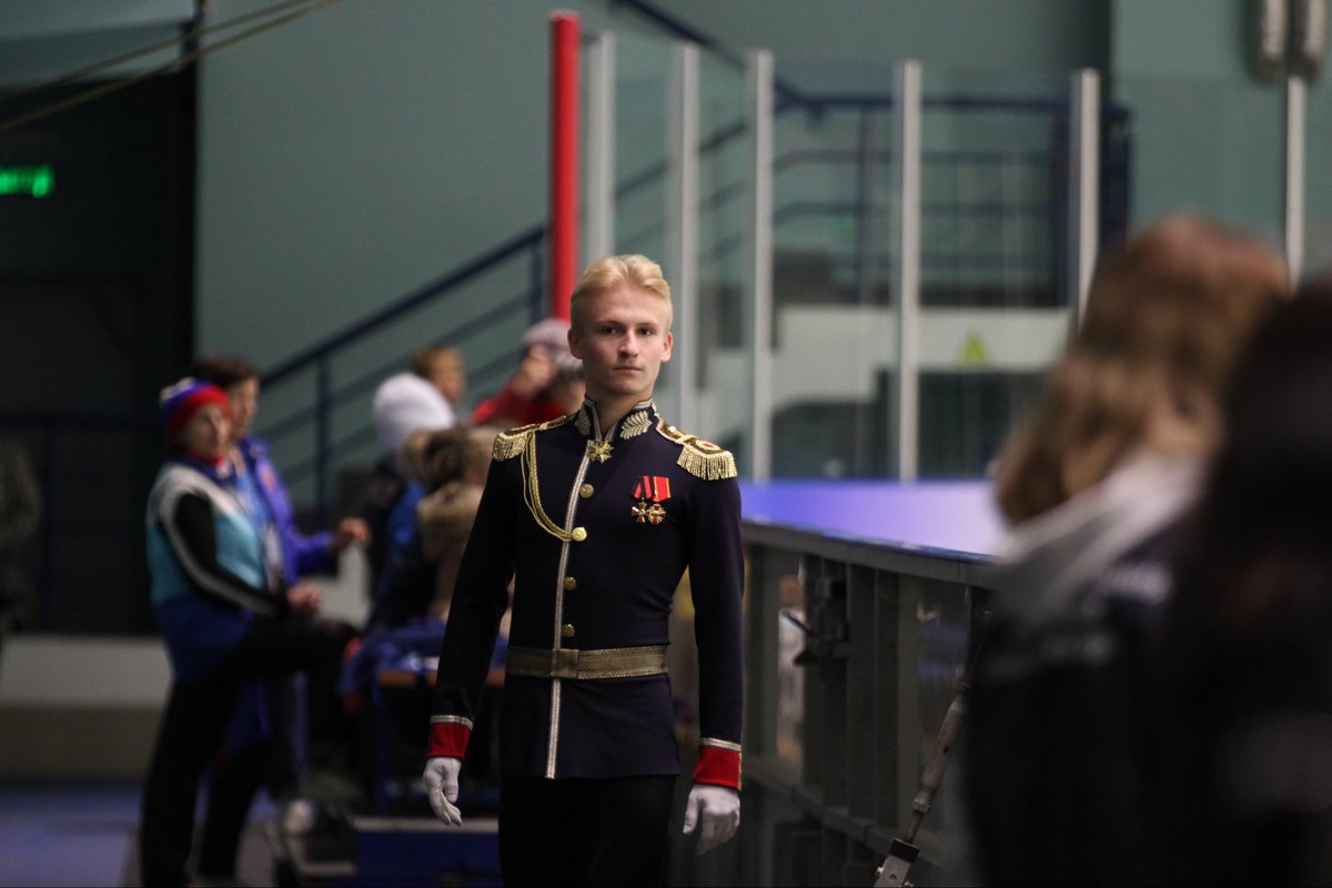 phpaulinaa's tweet image. У Матвея костюм вау