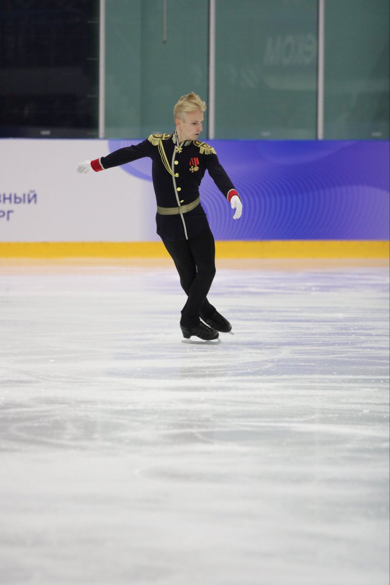 phpaulinaa's tweet image. У Матвея костюм вау