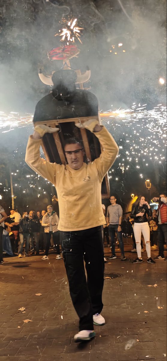 diegoaguado78's tweet photo. Después de 30 años toca relevo. Gracias a la comisión de fiestas y a todo el barrio por la bonita despedida a merecido la pena cada quemazón solo por ver la cara de emoción de tanta gente y sobretodo de esos niños cada uno de los años .  Gracias Javier por el relevo “disfrútalo” https://t.co/10FzGPGnjF