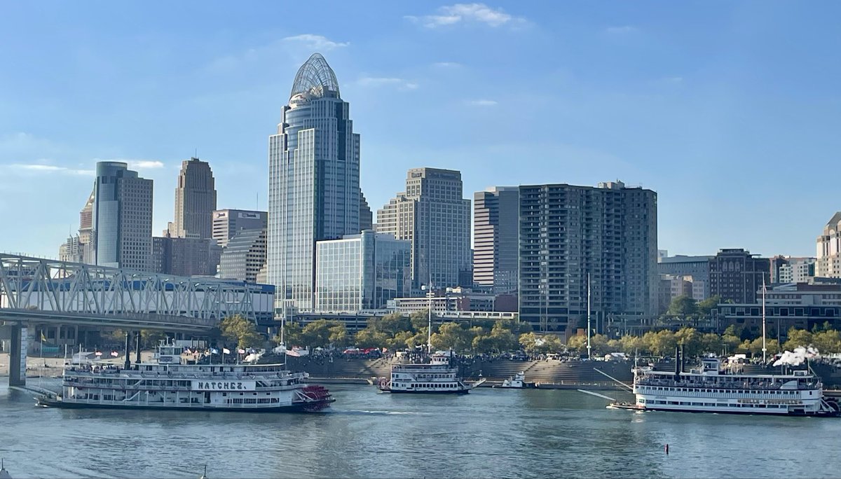Last two steamboats left on the water and the Natchez gets under the bridge first for the victory!