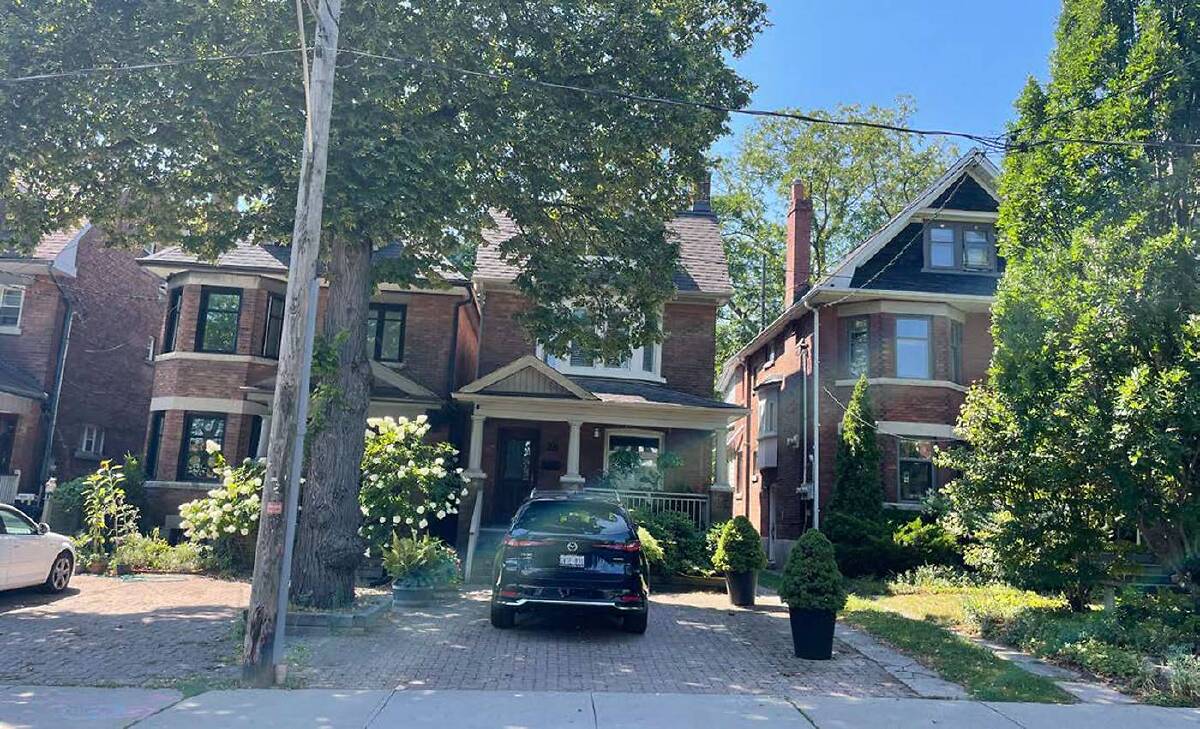JacquelineNimer's tweet photo. Developer Elysium has assembled the group of houses fronting Oakmount Rd. and Mountview Ave., just north of Bloor St. W. and northwest of the TTC's High Park subway station. https://t.co/QkWxAlFe7s https://t.co/eSTFGEpfGr