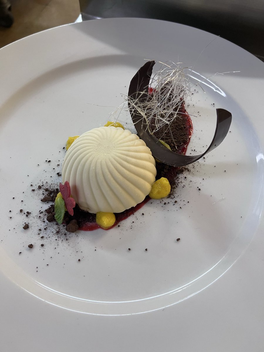 zyneis's tweet photo. Bavaroise de chocolate blanco y marquise de chocolate con glaseado espejo 🪞 https://t.co/Ws0KeVqWl3