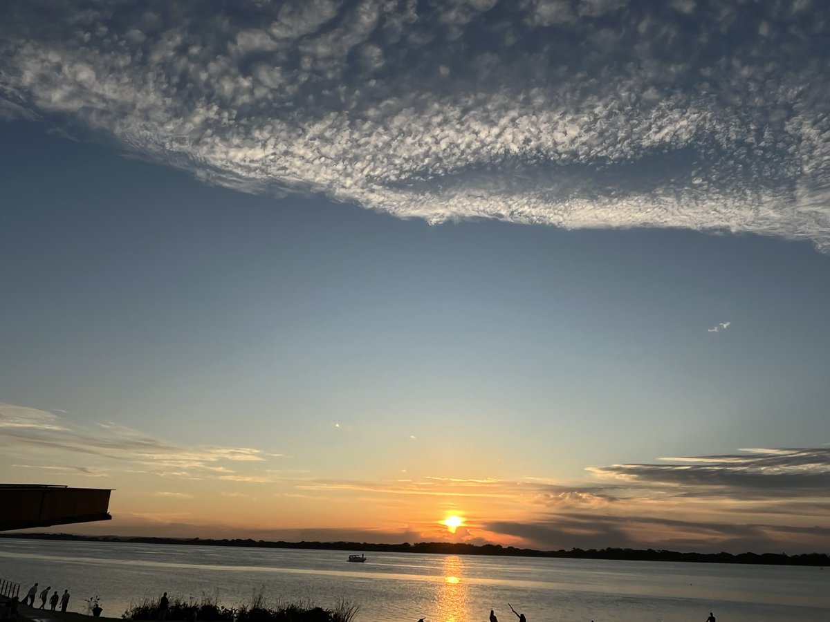 Por do Sol de hoje. 
Depois de uma tarde com chuva e muitas nuvens, um bonito pôr do sol na orla do Guaíba.
<a href="/metsul/">MetSul.com</a>