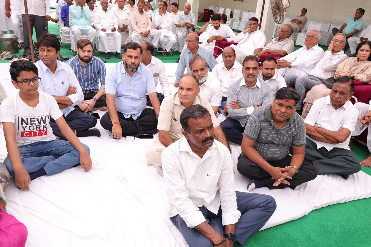 पूर्व निगम पार्षद स्व. श्रीमती विद्या देवी जी की श्रद्धांजलि सभा में सम्मिलित होकर दिवंगत पुण्यात्मा की शांति की प्रार्थना की।

दुःख की इस घड़ी में हमारी संवेदनाएं शोकाकुल परिजनों के साथ हैं, ईश्वर उन्हें यह पीड़ा सहन करने की शक्ति प्रदान करें।

ॐ शांति <a href="/INCDelhi/">Delhi Congress</a>