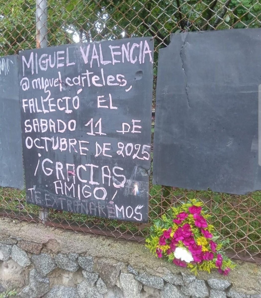 Cayó la noche, y se siente la soledad extraña en la que una parte de la vida universitaria se nos va, en la que lamentamos la muerte de Miguel, quién con su tiza y su tablero, por muchísimos años, nos trae al recuerdo el paso y la parada obligada por Barranquilla ¡que bonito ser!