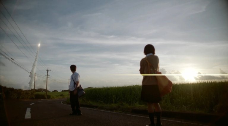 nnkt_pleats's tweet photo. 好きなアニメの実写化ほど観たくないものはなくて、でも松村北斗だから観ないとという使命感があって（私情）、結論なんでこんなに泣いているのか分からないくらい泣いた。思い出すだけで涙が出るぐらい綺麗だった。どこを切り取っても絵になっていてよかった、これが奥山由之なんだな。もしストーリー重視等のもっと違う映画なら事情は違ったけど、「日常の連続」だから良かった。2000年代を象徴とする、日本の平成、退屈映画、みたいなものの進化版といわんばかりに…米津玄師はしれっとマスの中にパワーポップを入れてくるし、期待させて映画のフィクションだよなと思う要素を無駄に演出してこないし、とにかく俳優陣があまりにもいいし、これは、ああ書きながらまた涙が止まらない。もはやなにに泣いているかわからないという新海さんの言葉は本当だな

#秒速５センチメートル