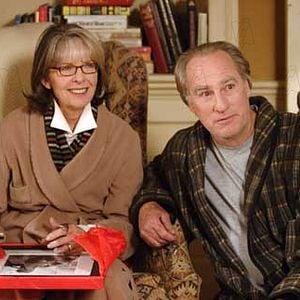 VaneMareco24's tweet photo. Tal vez no sea la mejor de sus películas, pero demostró que su luz brillaba desde la comedia hasta la emoción del drama con una mirada. Y por eso es inolvidable #FamilyStone #RIPDianeKeaton https://t.co/0zI2ht1vgZ