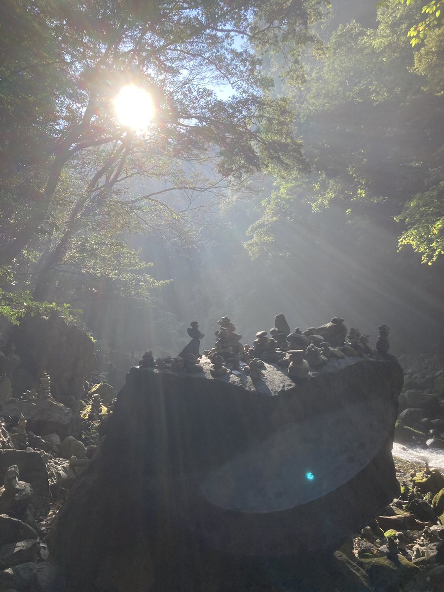 高千穂天岩戸神社の天安河原。
天岩戸に閉じこもった天照大神を呼び出すために八百万の神がここに集まったそうです。それにあやかった願い事の石積みがあたり一面。ずっと昔から続いているのですかね？神様お疲れ様です。
そして天岩戸は想像の一桁上をいく大きさで驚きでした。